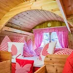 Schlafen Im Fass - Schlaffass - Abenteuer - Romantik - Haslifass Feriegård Innertkirchen
